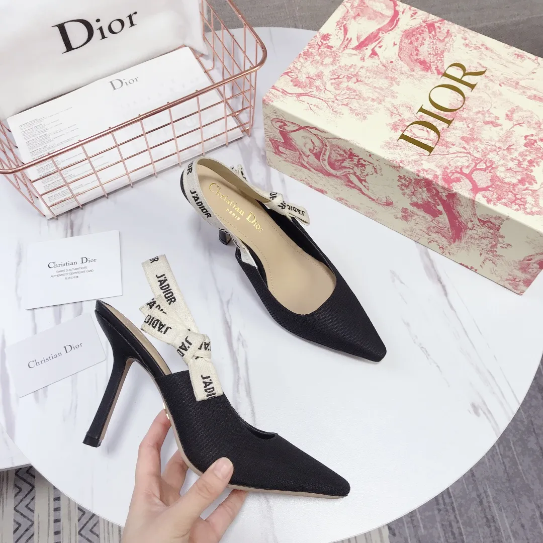 👟👟Ex-factory price 480👟👟 Women's Shoes Women's Clothing Women's Shoes Factory Dior's popular sandals are newly released🔥 🔥 The same style as the most popular Internet celebrities and celebrities of the year💁 💁. The fabric is imported; calf patent leather (special material), the lining and feet are made of calf leather lining🐑. Original molded heel, heel height 10Cm 6.5cm💘 flat bottom 1.5cm, original molded metal outsole with five-pointed star LOGO mark👟👟. Original bow, 💅 Italian leather outsole. 👄💋 Full set of packaging (clamshell box, cloth bag, card, invoice, one-to-one wrapping paper) 34 40 41 customized